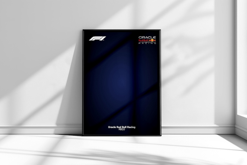 K&ouml;nnte beinhalten: Ein schwarzer gerahmter Poster mit dunkelblauem Hintergrund. Der Poster zeigt das Formel-1-Logo, das Oracle Red Bull Racing-Logo und den Text "Oracle Red Bull Racing RB20".