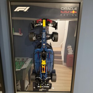 "Offizielle Farben: ""Orakel Red Bull Racing RB20"" - Technik Lego Collaboration kompatibel - ""Red Bull Blue""." Bild 4
