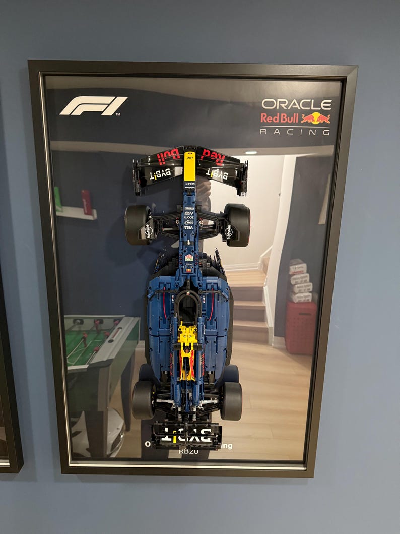 "Offizielle Farben: ""Orakel Red Bull Racing RB20"" - Technik Lego Collaboration kompatibel - ""Red Bull Blue""." Bild 4