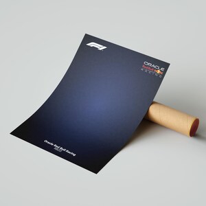 K&ouml;nnte beinhalten: Ein dunkelblaues Poster mit dem Oracle Red Bull Racing Logo. Das Logo enth&auml;lt das Oracle Logo, das Red Bull Logo und das Formel-1-Logo. Der Text "Oracle Red Bull Racing" ist unten auf dem Poster gedruckt.