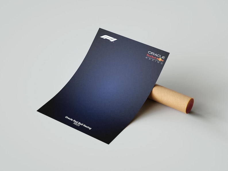 K&ouml;nnte beinhalten: Ein dunkelblaues Poster mit dem Oracle Red Bull Racing Logo. Das Logo enth&auml;lt das Oracle Logo, das Red Bull Logo und das Formel-1-Logo. Der Text "Oracle Red Bull Racing" ist unten auf dem Poster gedruckt.