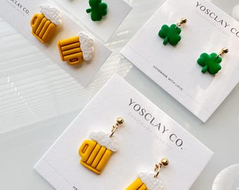 Örhängen i St. Patrick's Day, shamrock i polymerlera och ölmugg