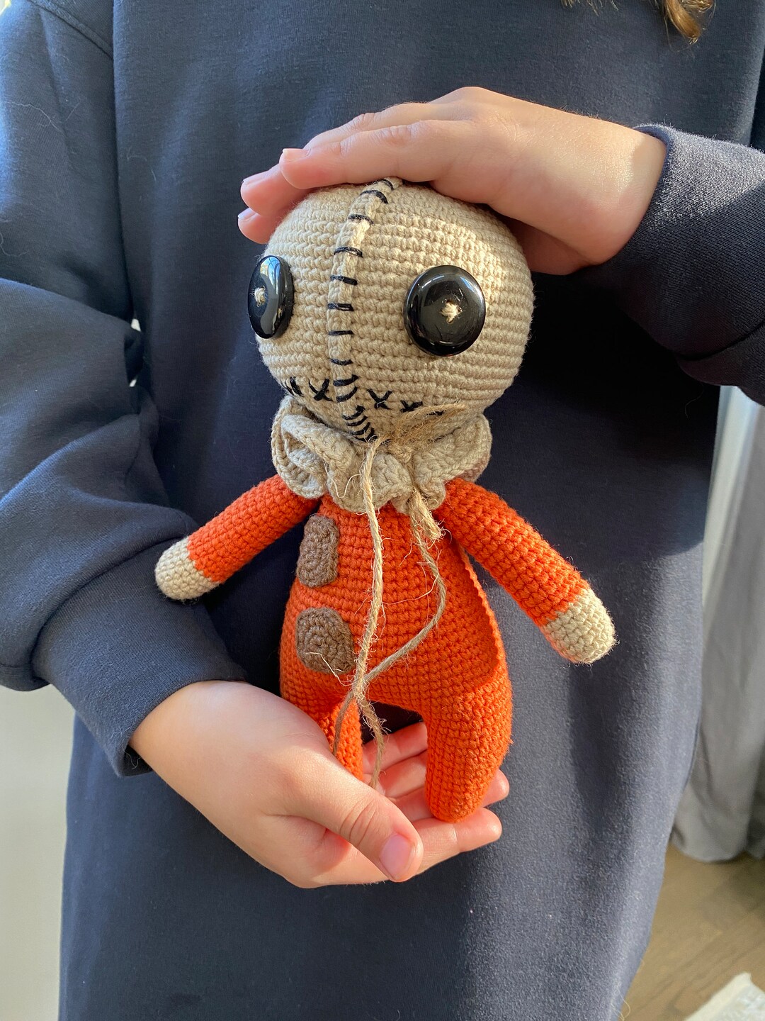 Hombre aterrador con una bolsa en la Hombre