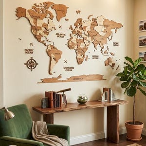 Può includere: Una grande mappa del mondo in legno montata su una parete beige. La mappa è composta da pezzi di legno chiaro e scuro, con i nomi dei paesi. Una poltrona verde, un tavolo di legno e una pianta in vaso sono nella stanza.