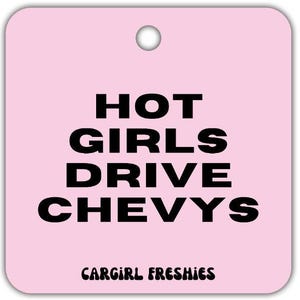 Chicas guapas conducen Chevys" Car Freshie – Rosa vainilla