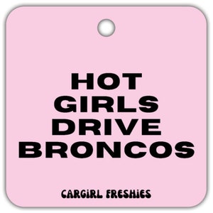 Deodorante per auto rosa &quot;Hot Girls Drive Broncos&quot; alla vaniglia e rosa / Accessori rosa / I migliori regali per le donne / Car Freshies carini