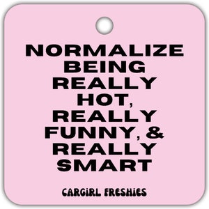 Roze &quot;Normaliseer heet, grappig en slim zijn&quot; Vanille-Rose geurende autoverfrisser | Roze accessoires | Beste cadeaus voor vrouwen | Leuke auto versjes