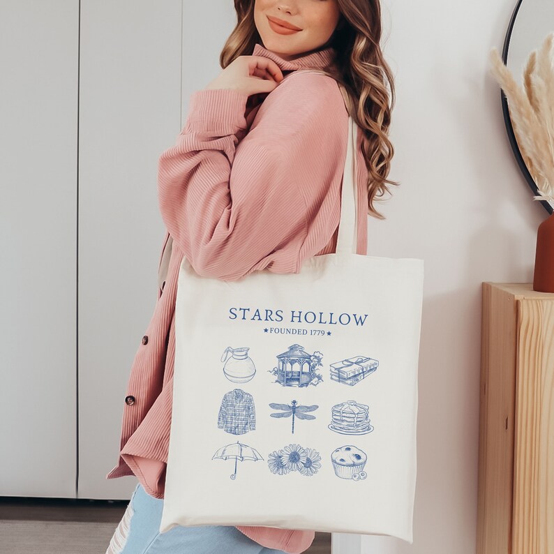 Stars Hollow Canvas Tote Bag Stars Hollow Merch Regalo de cultura pop Regalos inspirados en TV Bolso de mano de moda Regalo para el mejor amigo Preppy Tote Bag imagen 2