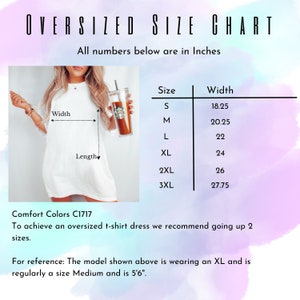 Puede incluir: Tabla de tallas para vestidos de camiseta de gran tama&ntilde;o. La tabla muestra las medidas de ancho y largo en pulgadas para las tallas S, M, L, XL, 2XL y 3XL. La tabla tambi&eacute;n incluye una nota que indica que para un ajuste de gran tama&ntilde;o, se recomienda subir dos tallas.
