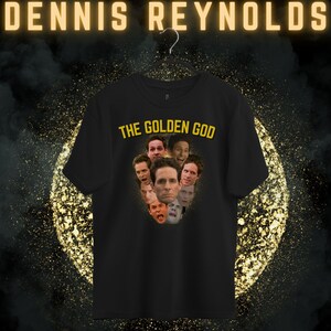 Camiseta divertida de Dennis Reynolds, camiseta Its Always Sunny, gráfico de múltiples caras con letras doradas, camiseta de meme de humor negro, regalo para fanáticos de la comedia de culto