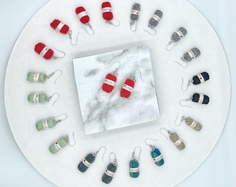 Boucles d'oreilles miniatures en écheveaux de laine, faites main, pour collectionneurs, crocheteurs et tricoteurs. Cadeau idéal pour les passionnés de fibres, les artistes, les crocheteurs et les tricoteurs.