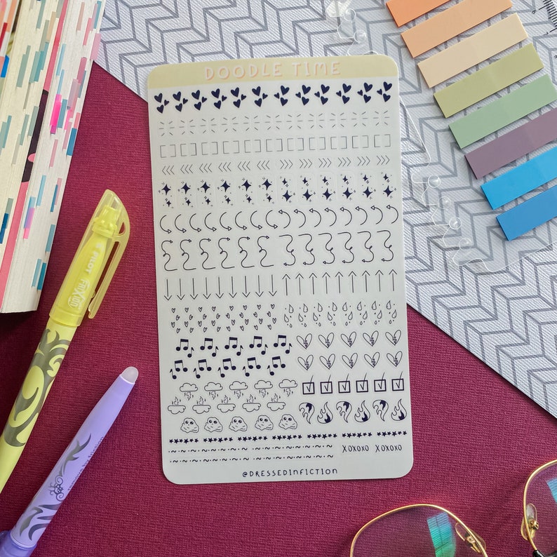Może przedstawiać: Arkusz naklejek doodle z r&oacute;żnymi wzorami, w tym sercami, gwiazdami, strzałkami, nutami, chmurami, błyskawicami, płomieniami i tekstem "DOODLE TIME" i "XOXOXO XOXOXO".