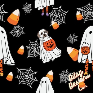 Puede incluir: Un fondo negro con un patrón repetido de fantasmas blancos, maíz dulce naranja y blanco y telarañas blancas. Los fantasmas llevan polainas a rayas naranja y negras y llevan calabazas naranjas. El texto "Ditsy Designs Co." está en la esquina inferior derecha.