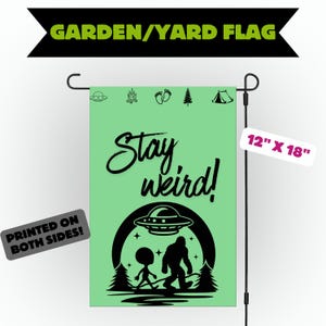 Puede incluir: Una bandera de jardín verde claro con el texto "Stay weird!" y un gráfico negro de un OVNI, un extraterrestre y Bigfoot. La bandera mide 30,48 cm x 45,72 cm e imprime por ambas caras. La pancarta superior dice "GARDEN/YARD FLAG".