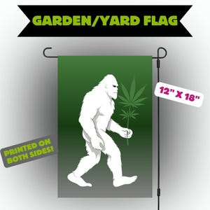 Bigfoot Cannabis Garden Flag – 420-vänlig Sasquatch Yard Flag – Dubbelsidig 12x18 utomhus- eller inomhusbanderoll (flaggstång ingår ej)
