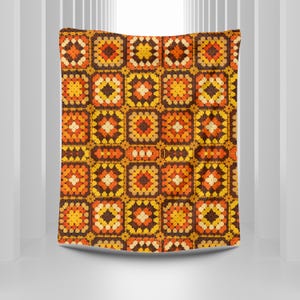 Könnte beinhalten: Eine rechteckige Häkeldecke mit einem sich wiederholenden Granny-Square-Muster in einer warmen Farbpalette aus Dunkelbraun, gebranntem Orange, Senfgelb und Creme. Die Quadrate sind miteinander verbunden und bilden eine dichte, strukturierte Textiloberfläche.