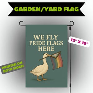 Puede incluir: Una bandera de jardín de 30,5 cm x 45,7 cm con un pato que lleva una bandera del orgullo arcoíris. La bandera dice "WE FLY PRIDE FLAGS HERE" sobre un fondo verde azulado. La bandera está impresa por ambas caras.