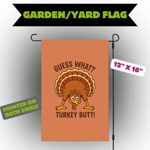 Puede incluir: Una bandera de jardín con una ilustración de pavo de dibujos animados. El pavo es marrón con una cola de plumas blancas y beige, y su parte trasera está mirando al espectador. La bandera dice "GUESS WHAT? TURKEY BUTT!" y mide 30,48 cm x 45,72 cm.
