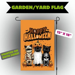 以下が含まれることがあります： ハロウィーンのガーデンフラッグ。ミイラ、幽霊、骸骨に仮装した3匹の黒猫が描かれています。「Happy Halloween」の文字が入ったオレンジ色の旗で、サイズは30.5cm x 45.7cm。両面印刷です。