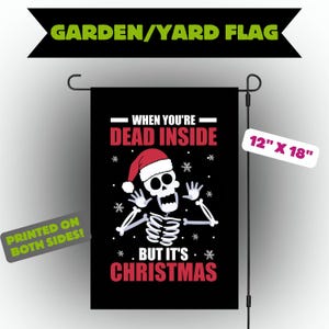 Könnte beinhalten: Schwarze Gartenflagge mit einem Skelett mit Weihnachtsmütze und dem Text "WHEN YOU'RE DEAD INSIDE BUT IT'S CHRISTMAS". Die Flagge misst 30,5 cm x 45,7 cm und ist beidseitig bedruckt.