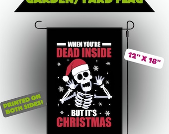 Puede incluir: Bandera de jardín negra con un esqueleto con gorro de Papá Noel y el texto "WHEN YOU'RE DEAD INSIDE BUT IT'S CHRISTMAS". La bandera mide 30,5 cm x 45,7 cm y está impresa por ambas caras.