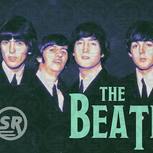 Könnte beinhalten: Ein Vintage-Bild der Beatles, einer berühmten Band. Das Bild zeigt vier Männer in Anzügen, mit dem Namen der Band in Türkis. Der Hintergrund ist ein dunkles, strukturiertes Grün.