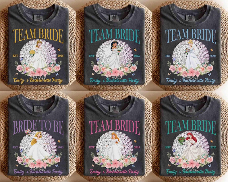 K&ouml;nnte beinhalten: Sechs dunkelgraue T-Shirts mit Braut-Designs. Jedes Shirt zeigt eine Prinzessinnen-Illustration, die Worte "Team Bride" oder "Bride to Be" und "Emily's Bachelorette Party". Blumen- und Schmetterlingsakzente umgeben die Prinzessinnen-Bilder.