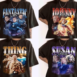 Può includere: Quattro magliette nere con grafica in stile vintage dei personaggi dei Fantastici Quattro. Ogni maglietta ha un design diverso: "Fantastic Mr", "Johnny Storm", "Thing" e "Susan Storm", con ritratti e nomi dei personaggi.