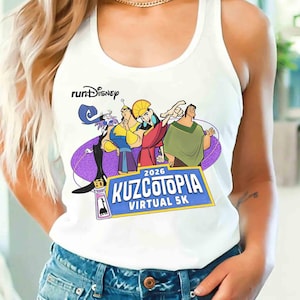 Puede incluir: Camiseta sin mangas blanca con el texto "runDisney" y un gráfico de personajes de la película "El Emperador y sus locuras". El gráfico incluye el texto "2026 Kuzcotopia Virtual 5K" en un diseño azul y amarillo.