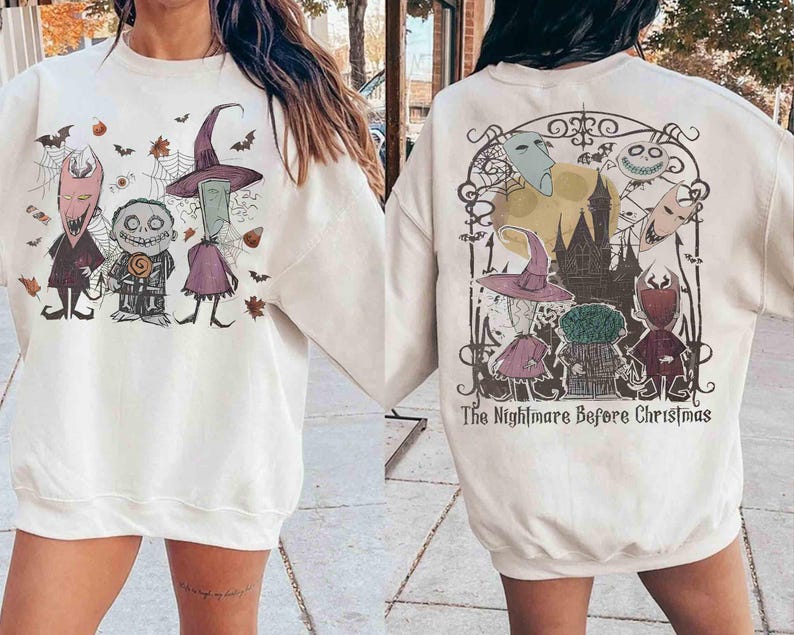 Puede incluir: Sudadera color crema con un gr&aacute;fico de "Pesadilla antes de Navidad". La parte delantera muestra tres personajes con un sombrero de bruja, y la trasera un castillo y el texto "The Nightmare Before Christmas."