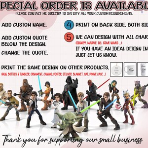 Op de afbeelding: Afbeelding die reclame maakt voor aangepaste ontwerpdiensten. Tekst luidt "SPECIALE BESTELLING IS BESCHIKBAAR" en beschrijft opties voor personalisatie. Bevat Star Wars-karakterfiguren, wat duidt op themaproducten.