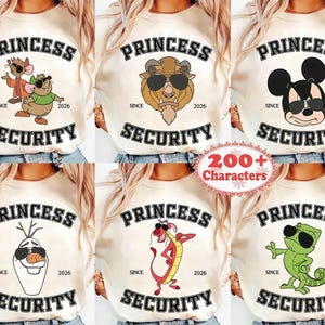 Może przedstawiać: Kolekcja sześciu kremowych bluz, z których każda przedstawia inną postać z kreskówki w okularach przeciwsłonecznych. Napis PRINCESS SECURITY jest wydrukowany czarnymi literami nad i pod każdą postacią, a pośrodku widnieje SINCE 2026.