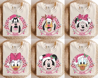 Gepersonaliseerde Mickey and Friends geruit Disney roze kerstshirt, Mickey's Very Merry Christmas Party 2026, T-shirt familiekerstverlichting