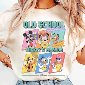 Maglietta Disney Topolino e amici in stile retrò con colori pastello, ideale per le vacanze in famiglia a Disneyland e Walt Disney World 2026.