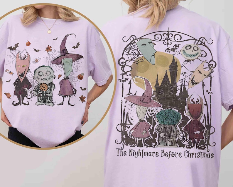 Puede incluir: Camiseta lila claro con personajes de "Pesadilla antes de Navidad". El dise&ntilde;o frontal muestra tres personajes con murci&eacute;lagos y telara&ntilde;as. El dise&ntilde;o trasero incluye un castillo, m&aacute;scaras y el texto "The Nightmare Before Christmas."