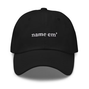 Puede incluir: Gorra de béisbol negra con texto bordado en blanco que dice "name em'"