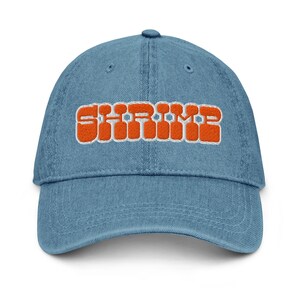 Gorra de mezclilla Shrimp: elegante gorra con letras bordadas en mezclilla clara, oscura o negra.