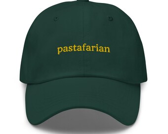 Puede incluir: Una gorra de béisbol verde oscuro con la palabra "pastafarian" bordada en amarillo en la parte delantera.