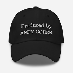 Puede incluir: Gorra de béisbol negra con texto bordado en blanco que dice "Producido por ANDY COHEN".