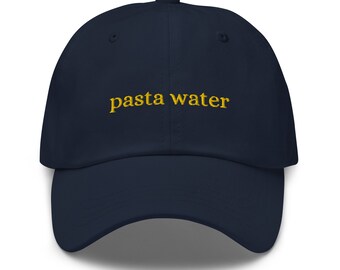 Puede incluir: Una gorra de béisbol azul marino con el texto "pasta water" bordado en amarillo.