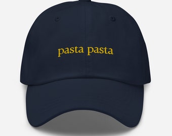 Puede incluir: Una gorra de béisbol azul marino con el texto "pasta pasta" bordado en amarillo.