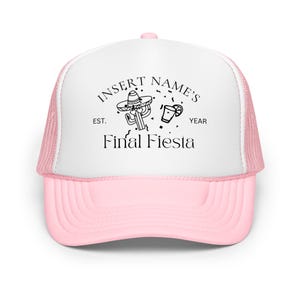Könnte beinhalten: Rosa-weiße Trucker-Kappe mit einem schwarzen Design, das "Insert Name's Final Fiesta" sagt, mit einer Grafik einer Person, die einen Sombrero trägt und ein Margarita-Glas hält.