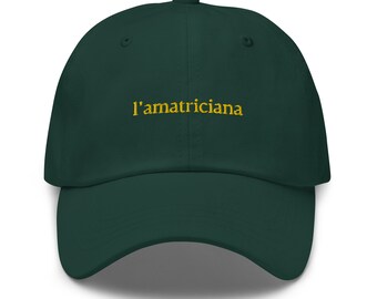 Puede incluir: Una gorra de béisbol verde oscuro con el texto "l'amatriciana" bordado en amarillo.