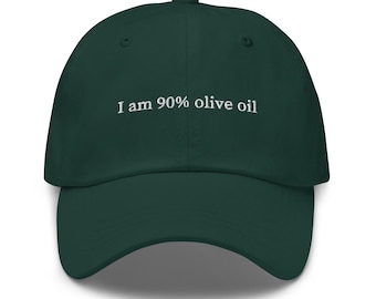 Puede incluir: Una gorra de béisbol verde oscuro con el texto "I am 90% olive oil" bordado en blanco en la parte delantera.