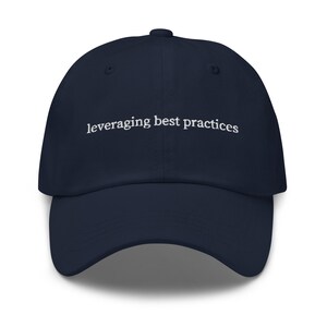 Broderad hatt med "Leveraging Practices" – Företagshumorgåva