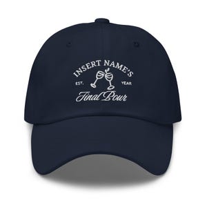 Könnte beinhalten: Eine marineblaue Baseballkappe mit weißer Stickerei, auf der "INSERT NAME'S EST. YEAR Final Pour" mit zwei anstoßenden Weingläsern steht.