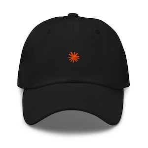Puede incluir: Gorra de béisbol negra con visera curva. La gorra presenta un diseño floral naranja bordado en la parte delantera. El sombrero está hecho de un material suave y tiene un estilo clásico e informal.