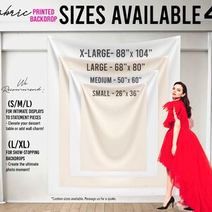 Pu&ograve; includere: Un fondale stampato in tessuto con misure disponibili: X-Large (224cm x 264cm), Large (173cm x 203cm), Medium (127cm x 152cm) e Small (66cm x 91cm). L'immagine include testo che consiglia le misure per display intimi e sfondi spettacolari. Una donna in abito rosso &egrave; accanto.