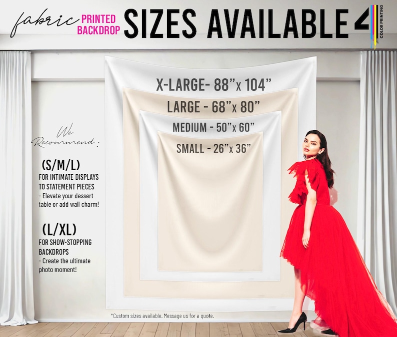 Pu&ograve; includere: Un fondale stampato in tessuto con misure disponibili: X-Large (224cm x 264cm), Large (173cm x 203cm), Medium (127cm x 152cm) e Small (66cm x 91cm). L'immagine include testo che consiglia le misure per display intimi e sfondi spettacolari. Una donna in abito rosso &egrave; accanto.