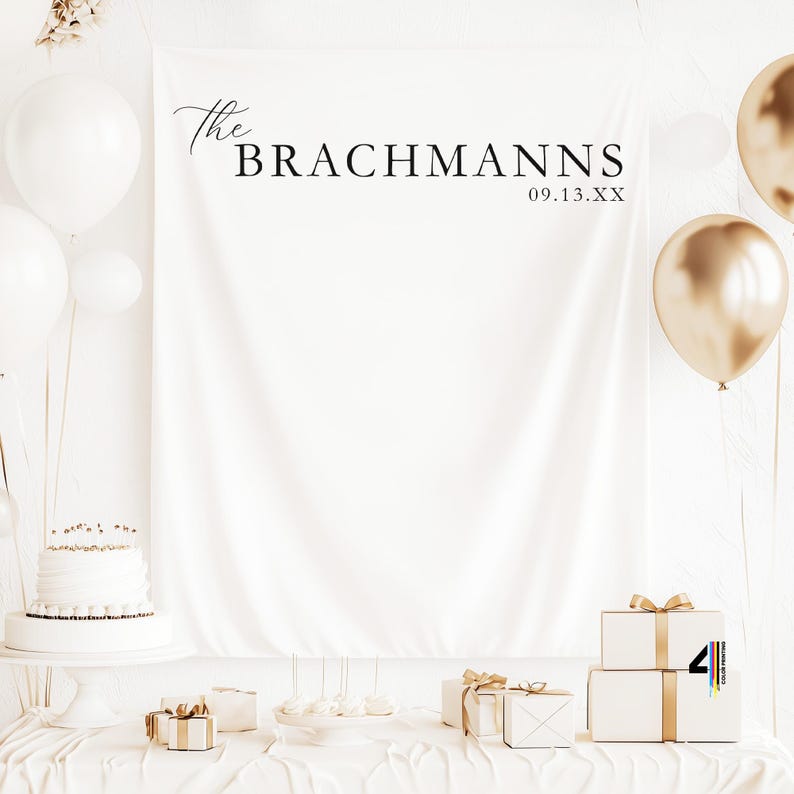 Pu&ograve; includere: Uno sfondo bianco con il testo "The BRachmanns 09.13.XX" in corsivo nero. La scena comprende palloncini bianchi e dorati, una torta a pi&ugrave; piani e regali avvolti con nastri dorati, suggerendo un matrimonio o una celebrazione.